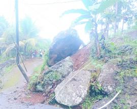BATU BESAR TERGELINCIR AKIBAT HUJAN DERAS, INI HIMBAUAN LURAH KEDUNGPOH